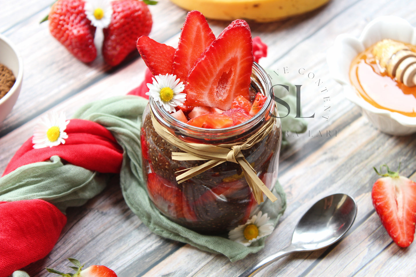 Raw Strawberry & Carob Chia Pudding - Set 3 of 3